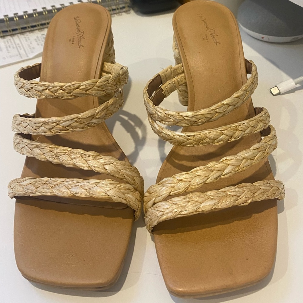 Gold square told sandals